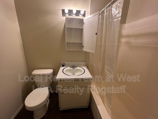 Building Photo - 2219 E Dortha Ave