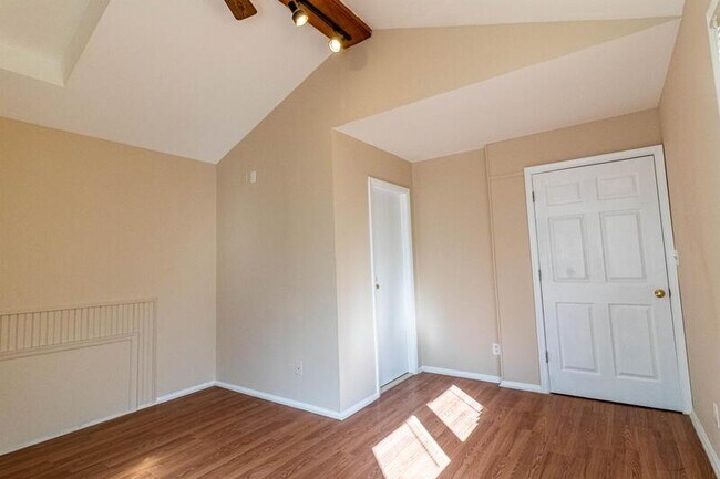 Building Photo - 732 Old Riverside Rd