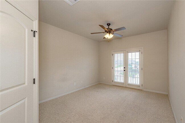 Building Photo - 1400 Cres Ridge Dr