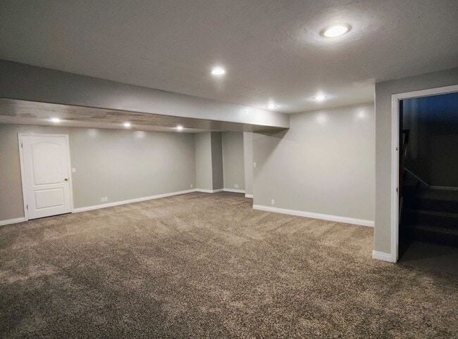 Building Photo - 5 BD 3 BA 2900 sq ft HOME IN DRAPER.