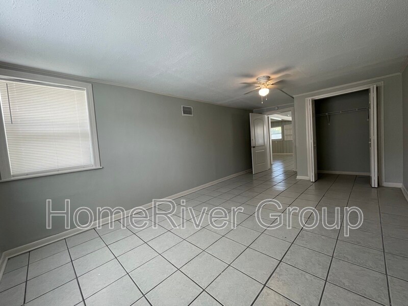 Building Photo - 841 La Plaza Ave S