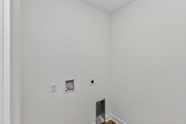 Building Photo - 1130 NW Sproul Dr