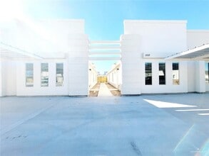 Building Photo - 17 Petri Dr