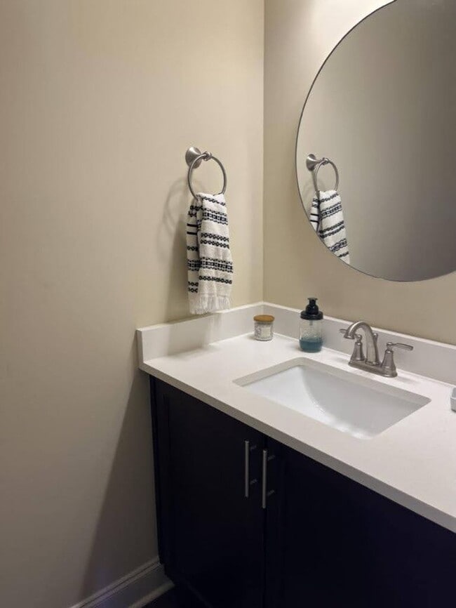 Building Photo - Modern 3BR/3.5BA Townhome Near Auburn Univ...