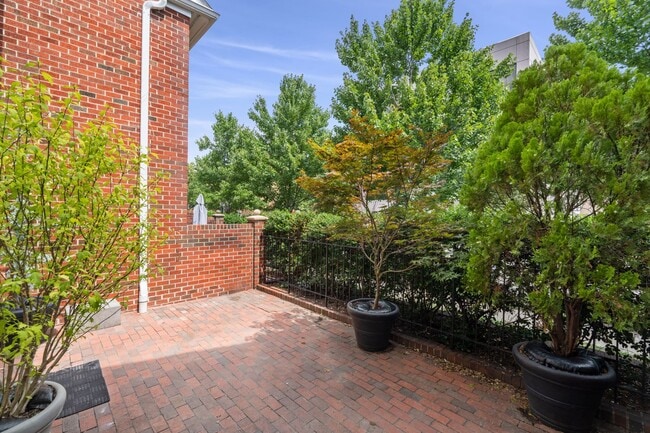 Building Photo - Available Now! Updated //3 Bedroom 2.5 Bat...