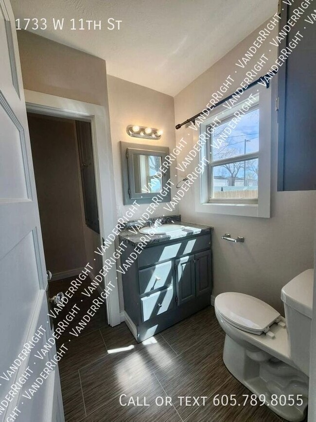 Building Photo - 1733 W 11th St