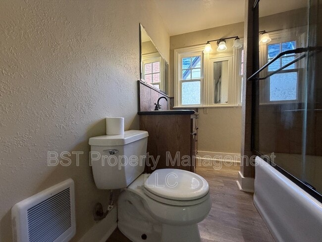 Building Photo - 1435 18th St NE