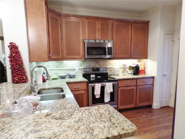 Building Photo - 3230 Daniel Ave