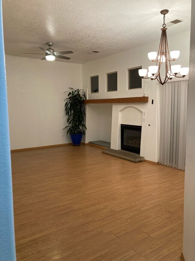 Gas fireplace living - 6067 Monte Azul Plz