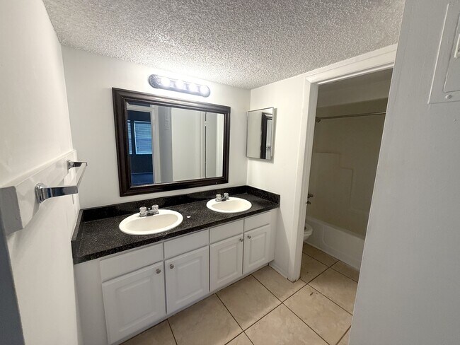 Building Photo - 2557 N Alafaya Trail