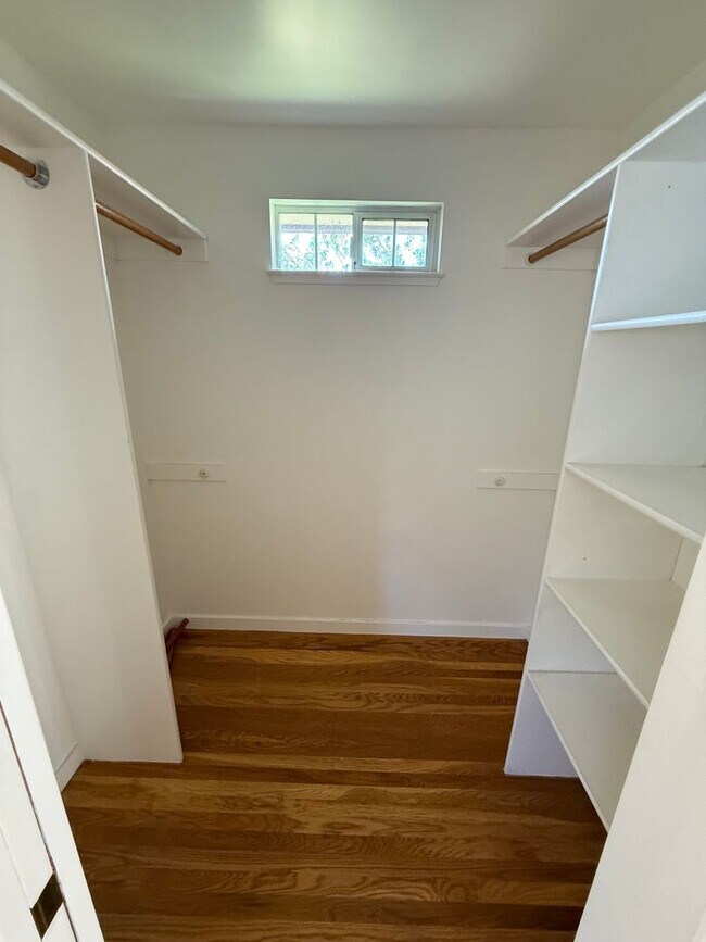 Building Photo - Stunning 3 Bed 2 Bath Home | Spacious Back...
