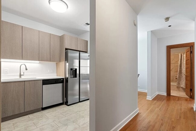 Building Photo - Elegant & Spacious unit for Rent