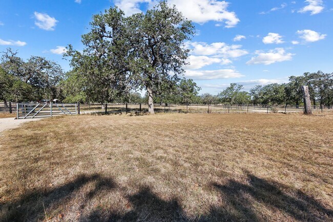 Building Photo - Hill Country Retreat