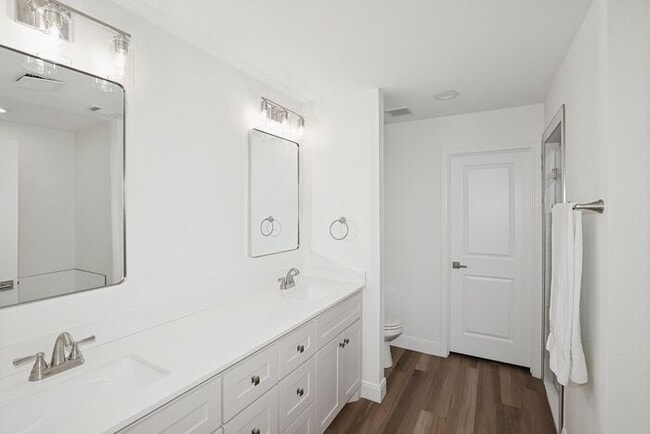 Building Photo - Furnished