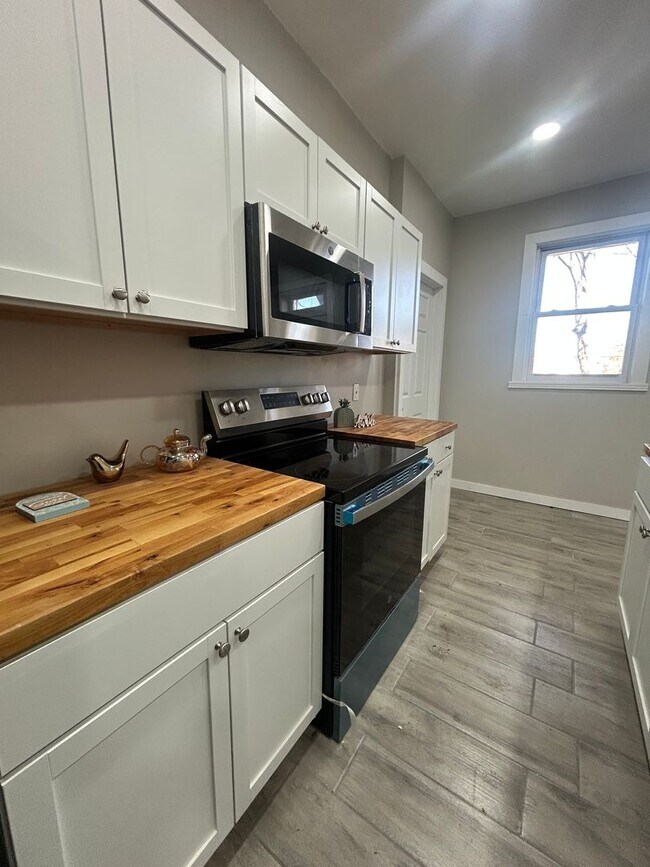 Building Photo - 320 Maclay St