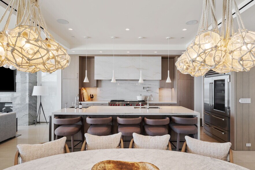 Building Photo - 716 The Strand