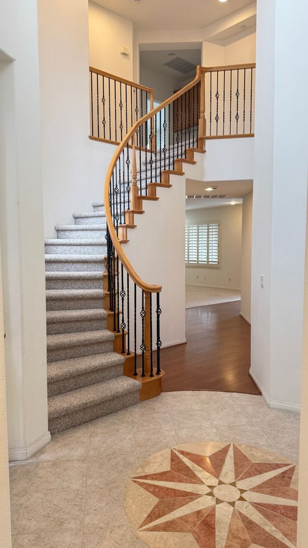 Building Photo - Spacious 4-Bedroom 3.5-Bath with Bonus Den...