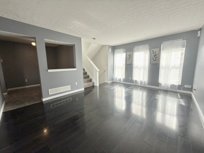 Building Photo - 3-bedroom, 2-bathroom home located in Cincinnati offering a functional layout and practical ameni...
