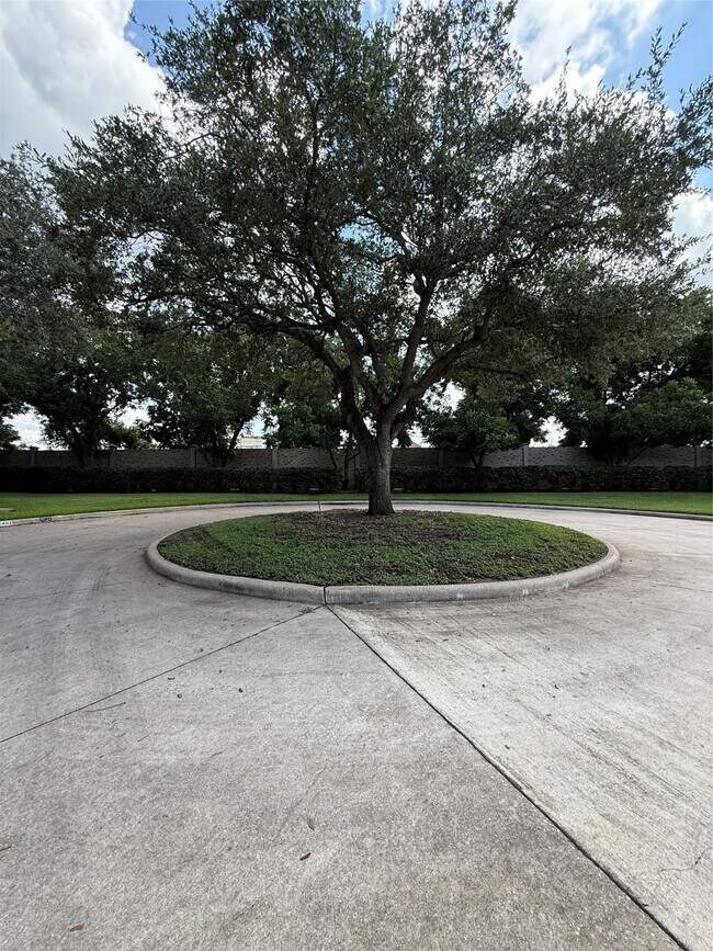 Building Photo - 2406 Lakefield Way