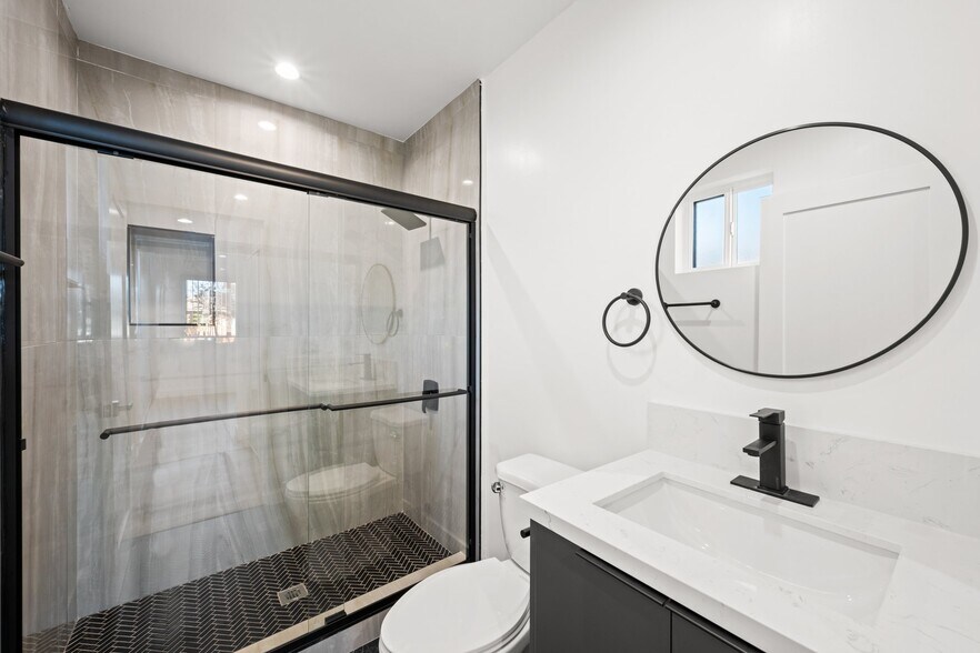 Building Photo - 2000 Hillcrest Dr