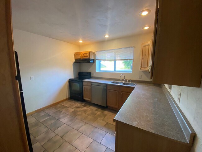 Building Photo - 1118 Lafayette - 4 Bed/4.5 Bath Unit Near ...
