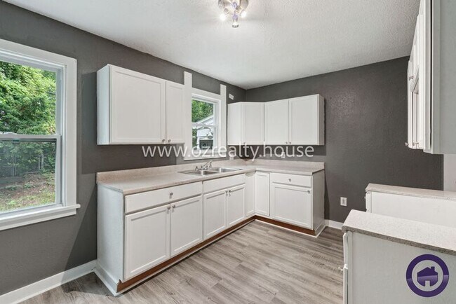 Building Photo - 2126 Marlow Rd