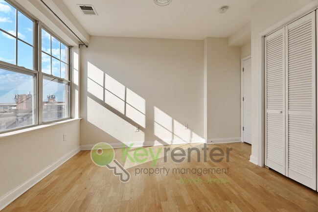 Building Photo - Top-Floor 2BR/2BA Condo with NYC Views + P...