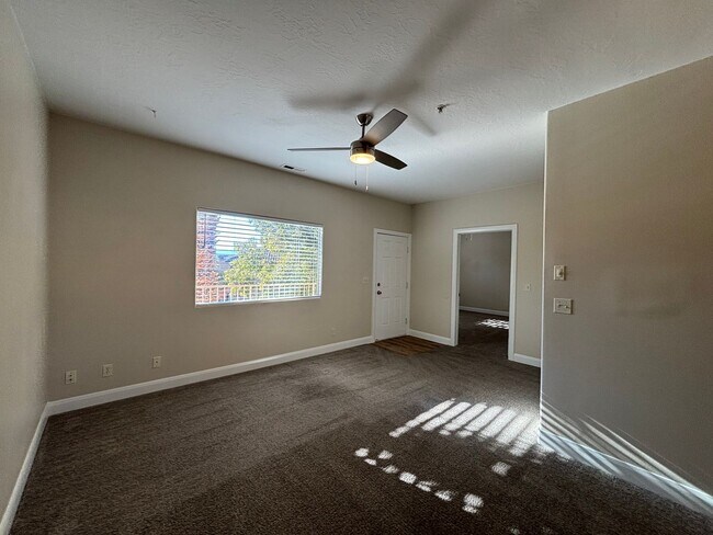 Building Photo - APARTMENT IN GREAT LOCATION FOR RENT!