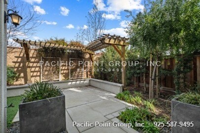 Building Photo - 285 Bear Creek Dr