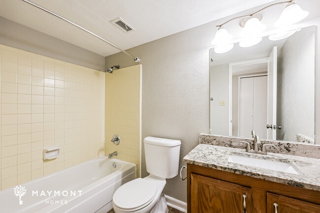 Building Photo - 7024 Greenview Cir S