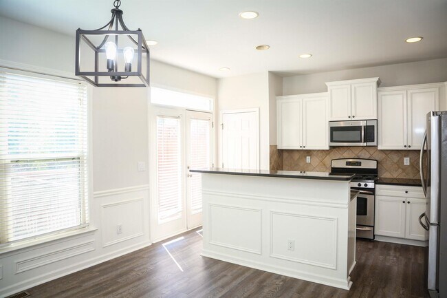 Building Photo - 851 Stratum Way SE