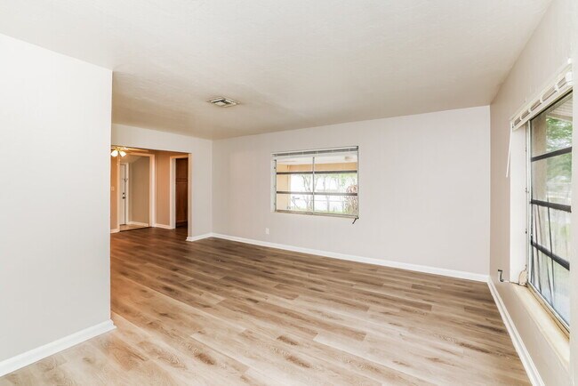 Building Photo - 195 E 28th St