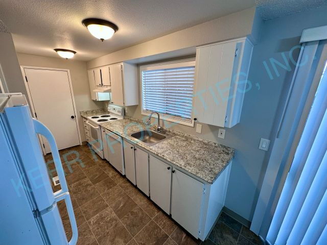 Building Photo - Charming 3-Bed Duplex in Gresham with Spacious 1100 Sq Ft Layout!