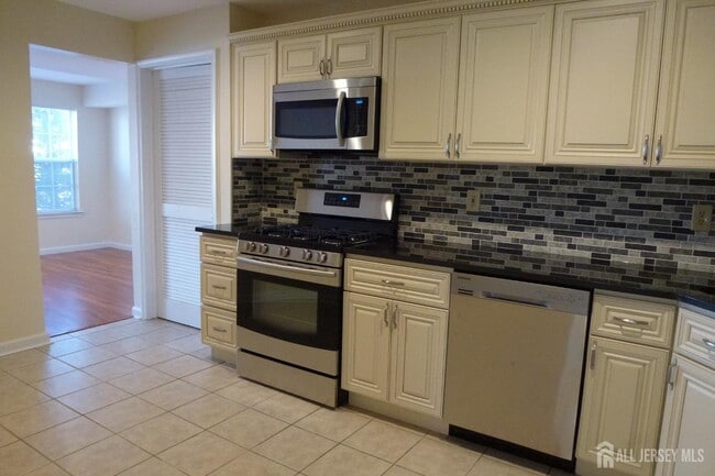 Building Photo - 601 Hampshire Dr