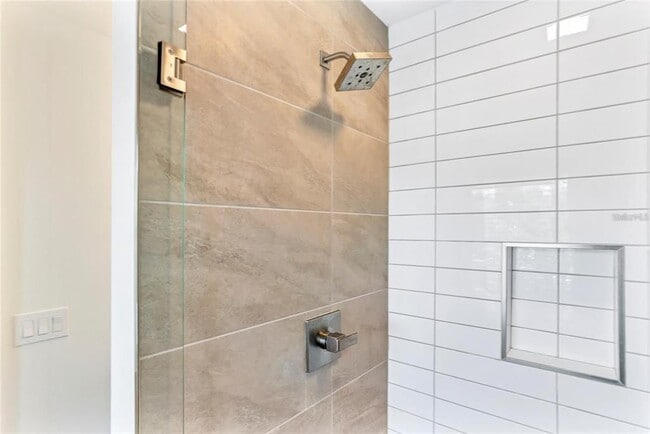 Building Photo - 212 E Pineloch Ave