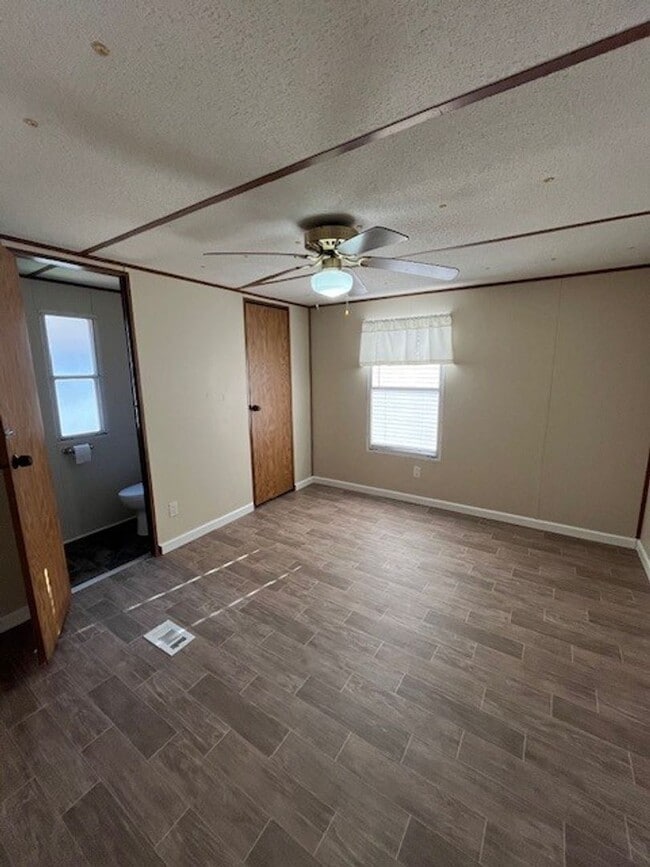 Building Photo - Welcome to this charming 2-bedroom, 1.5-bathroom home located in the desirable area of Leland, NC