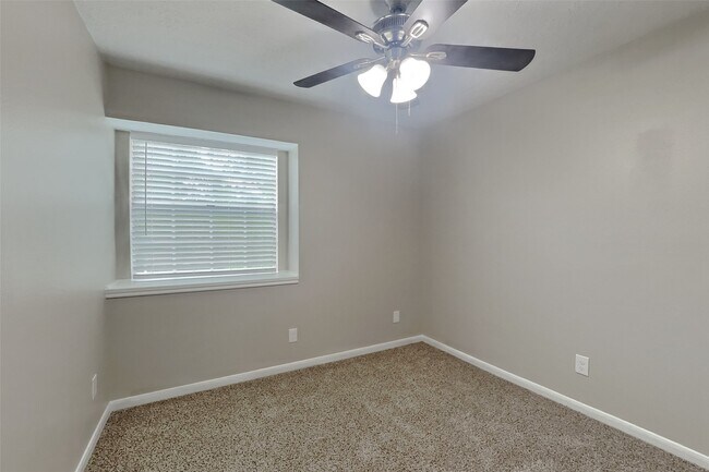 Building Photo - 1514 Chestnut Ln