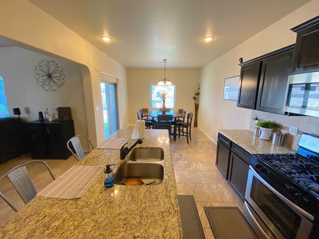 Building Photo - East El Paso 3 bed Refrig A/C w/ Gorgeous ...