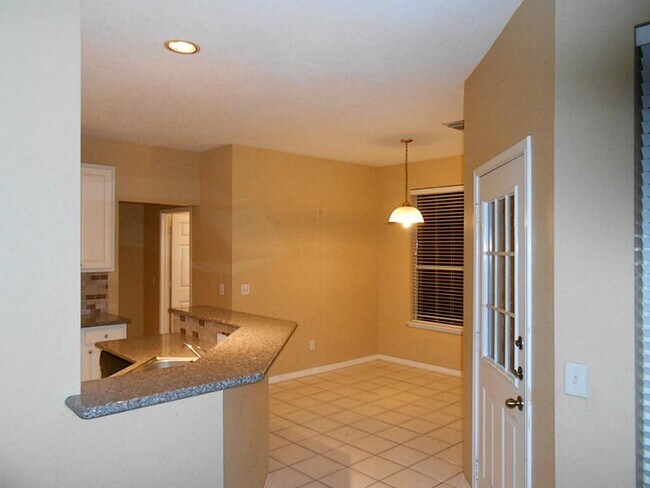 Building Photo - 6 Windfern Pl