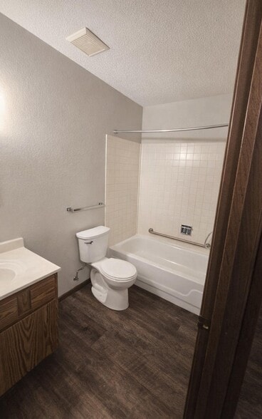 Building Photo - 551 Lakeview Rd