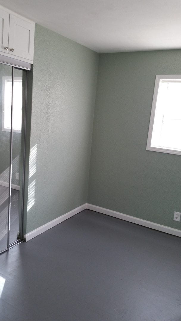 Building Photo - Great 3BR, 1BTH, 1 car att gar, ranch styl...