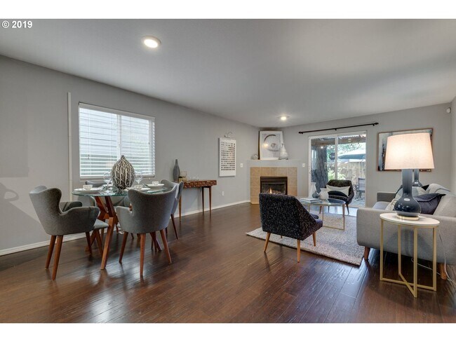 Building Photo - Modern & Move In Ready