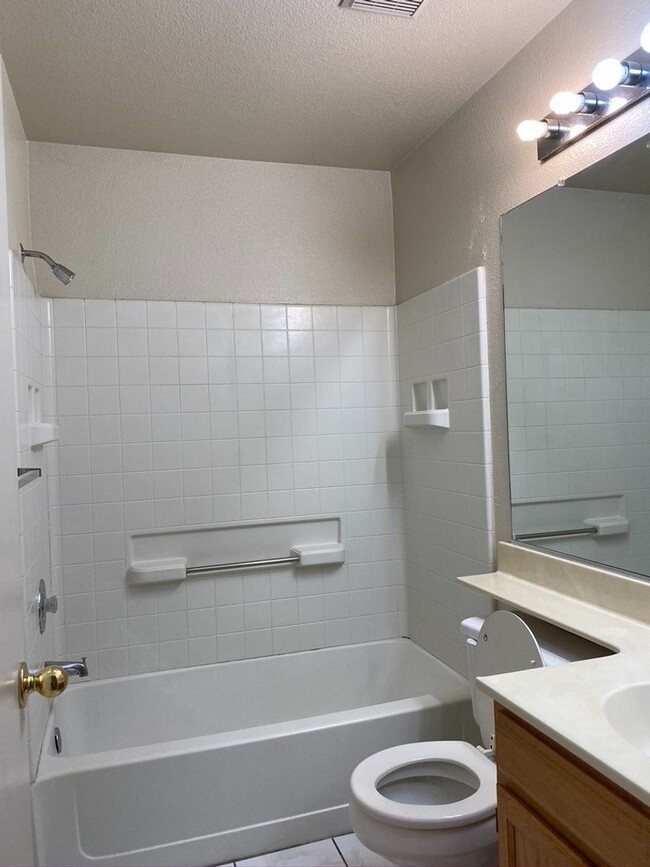 Building Photo - Spacious 3 bedroom, 2.5 bath home in  Gate...