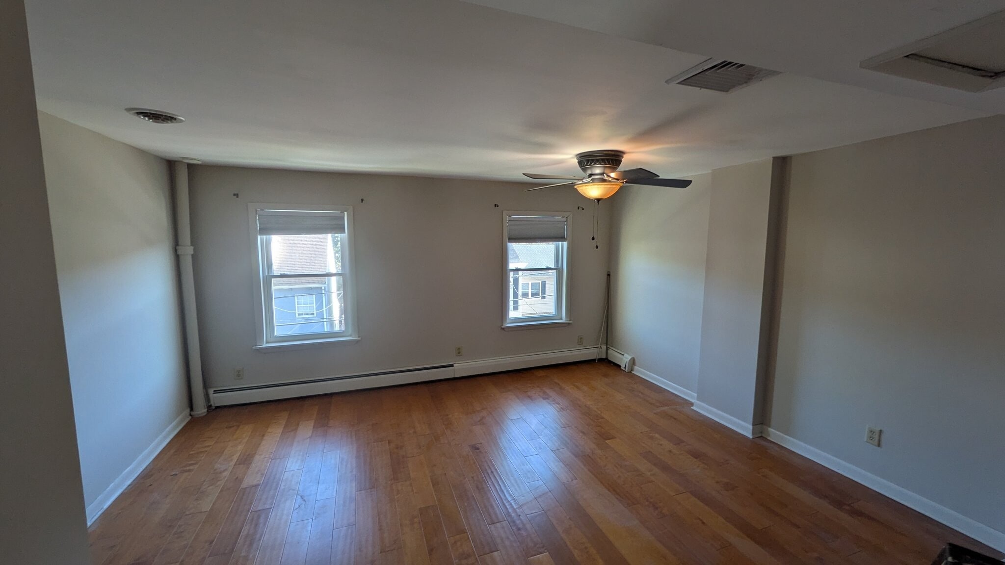 Building Photo - 624 E Hector St