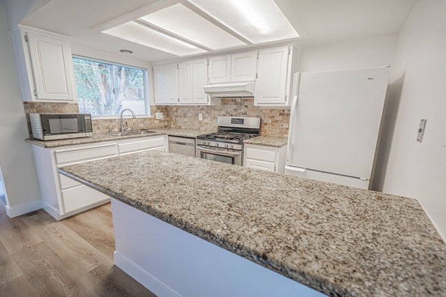 Building Photo - 3-Bedroom Home with Dog Run and Private Yard in Santa Clarita!