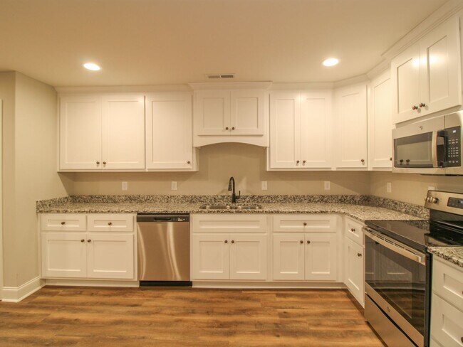 Building Photo - Modern 2 Bed @ bath Townhome!