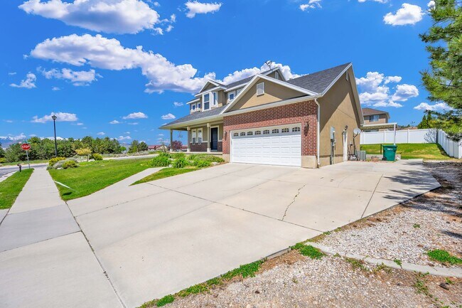 Building Photo - 25 E 2250 N