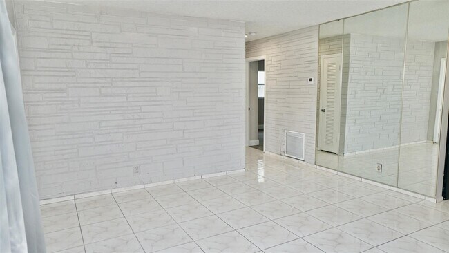 Building Photo - 5908 NW 81st Ave