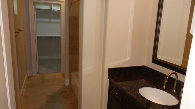 Building Photo - 2101 Elmen St