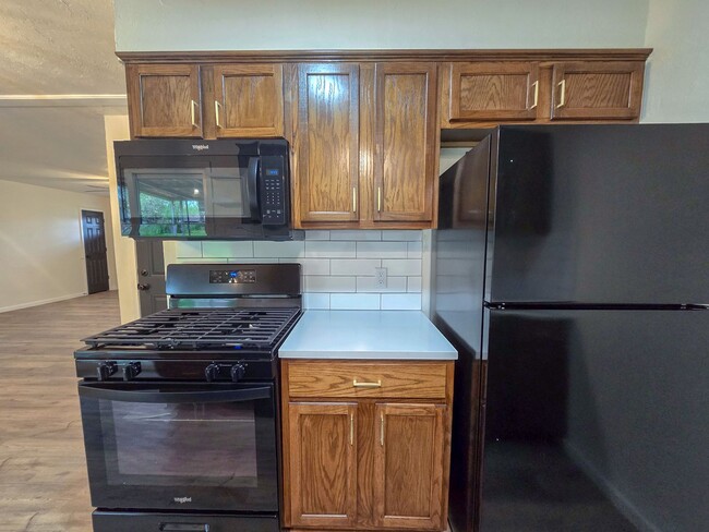Building Photo - Beautifully remodeled 3 bed 1.5 bath home ...